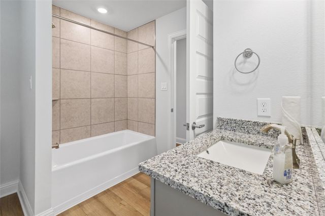4320 Leslie's Way, Dickinson, TX 77539