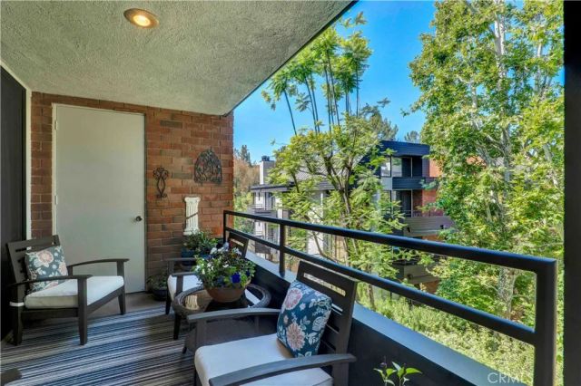 4727 Park Encino Lane 230, Encino, CA 91436