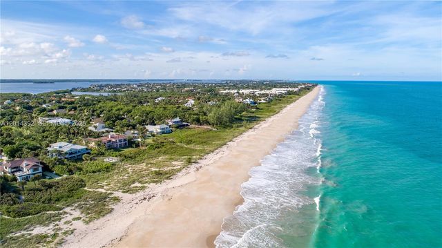 5035 Fairways Circle 305, Vero Beach, FL 32967