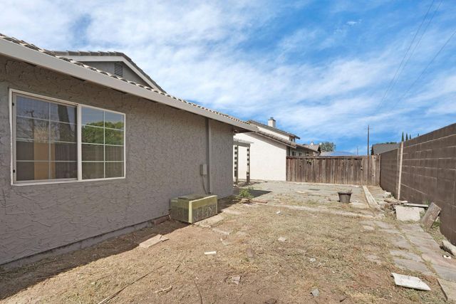 2069 Brighton Dr, Pittsburg, CA 94565