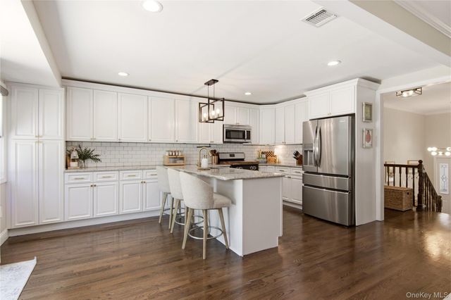 3 Del Place, Hauppauge, NY 11788