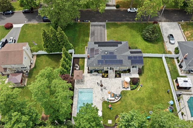 3 Del Place, Hauppauge, NY 11788