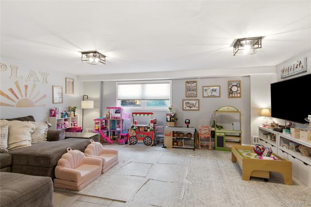 3 Del Place, Hauppauge, NY 11788