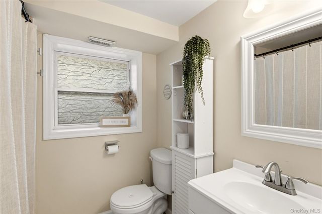 3 Del Place, Hauppauge, NY 11788