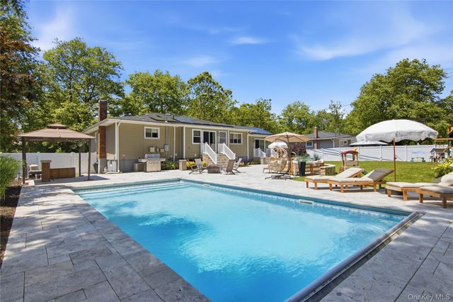 3 Del Place, Hauppauge, NY 11788