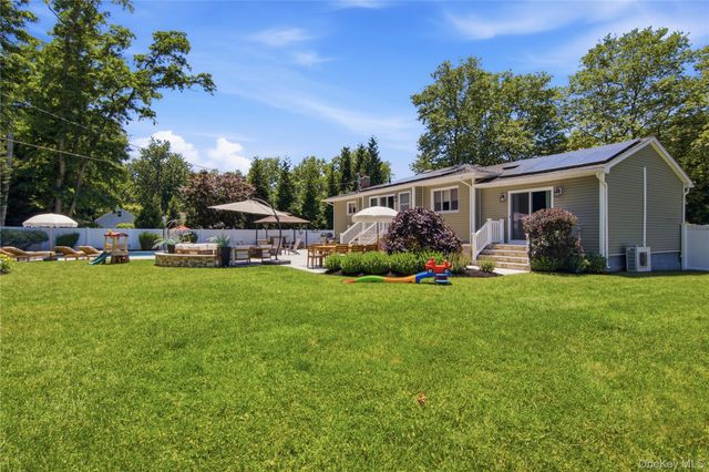 3 Del Place, Hauppauge, NY 11788