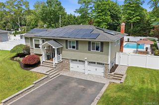 3 Del Place, Hauppauge, NY 11788