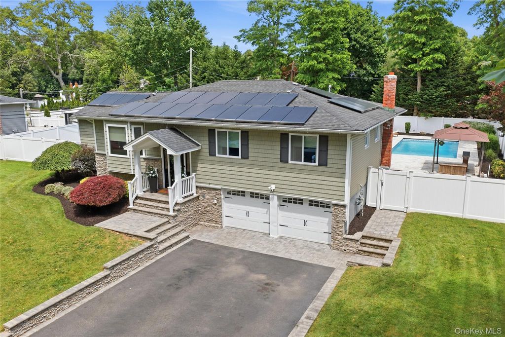 3 Del Place, Hauppauge, NY 11788