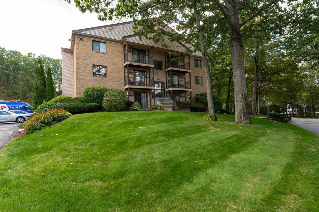 19 Country Club Dr Apt 29, Manchester, NH 03102