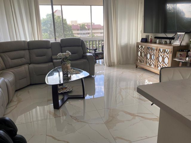 7001 Environ Boulevard 403, Lauderhill, FL 33319