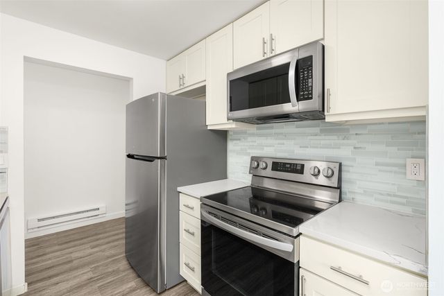 19414 Aurora Avenue N #204, Shoreline, WA 98133