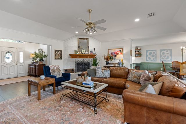 405 Lincoln Oaks Drive, Burleson, TX 76028