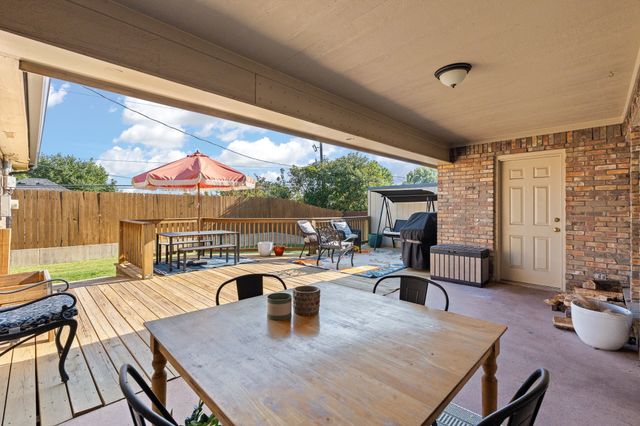 405 Lincoln Oaks Drive, Burleson, TX 76028