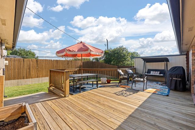 405 Lincoln Oaks Drive, Burleson, TX 76028