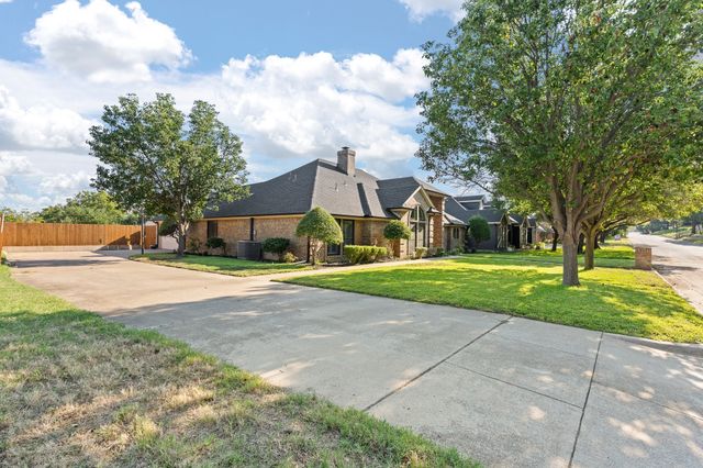 405 Lincoln Oaks Drive, Burleson, TX 76028