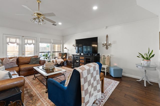 405 Lincoln Oaks Drive, Burleson, TX 76028