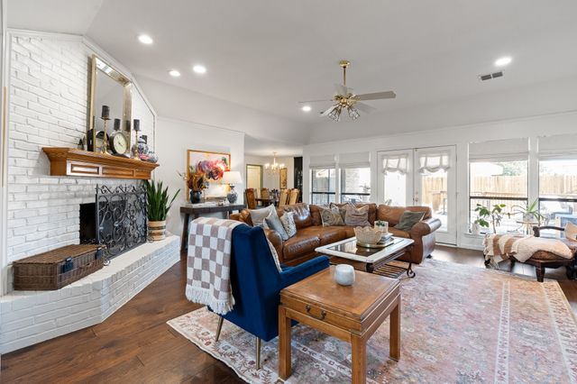 405 Lincoln Oaks Drive, Burleson, TX 76028