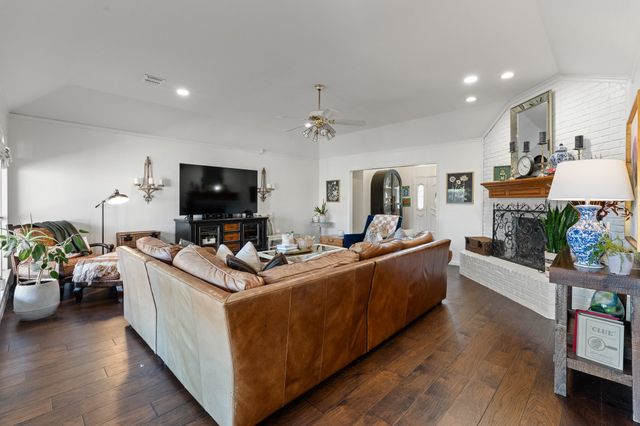 405 Lincoln Oaks Drive, Burleson, TX 76028