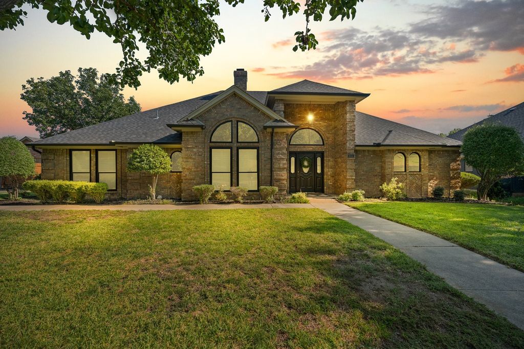405 Lincoln Oaks Drive, Burleson, TX 76028