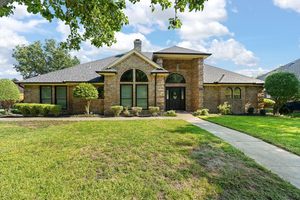 405 Lincoln Oaks Drive, Burleson, TX 76028 — photo 2