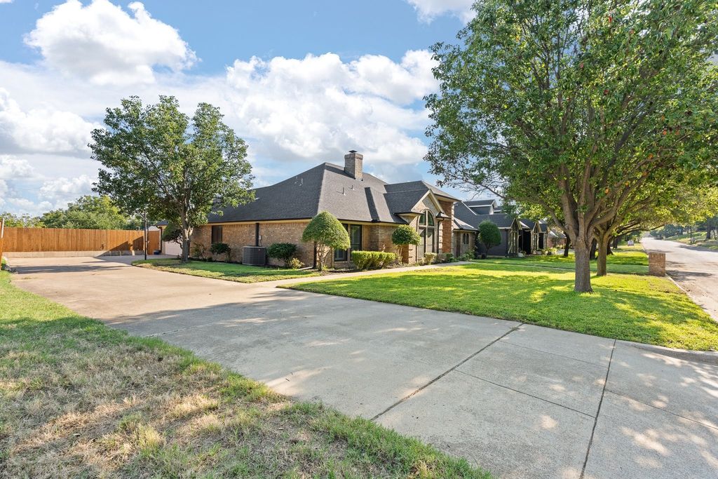 405 Lincoln Oaks Drive, Burleson, TX 76028 — photo 4