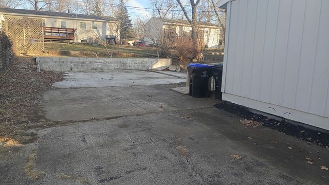 1307 Glenwood Road, Bloomington, IL 61704