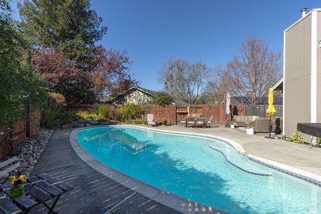 2409 Canin Ct, Santa Rosa, CA 95405