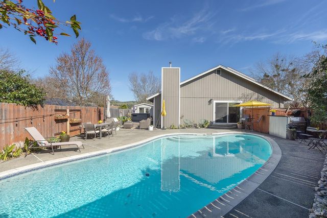 2409 Canin Ct, Santa Rosa, CA 95405