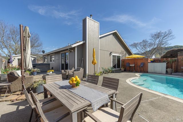 2409 Canin Ct, Santa Rosa, CA 95405