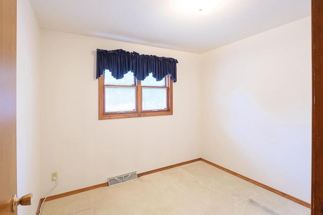 825 STONY BROOK LANE, Green Bay, WI 54304
