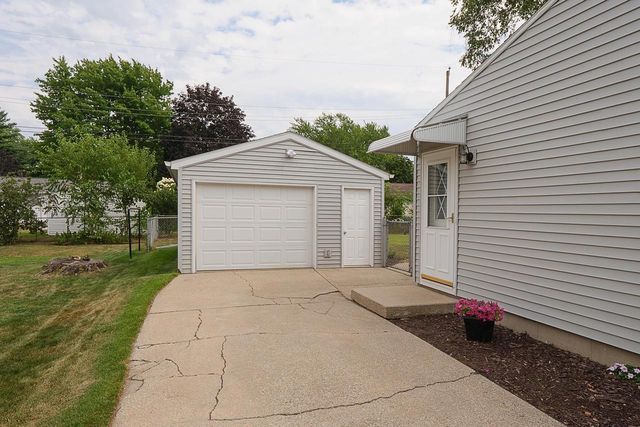 825 STONY BROOK LANE, Green Bay, WI 54304