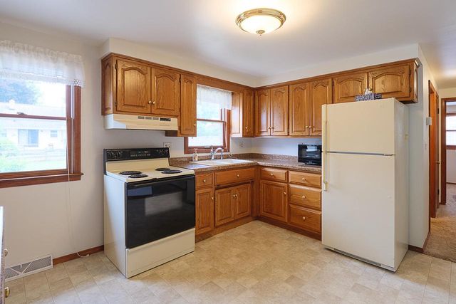 825 STONY BROOK LANE, Green Bay, WI 54304