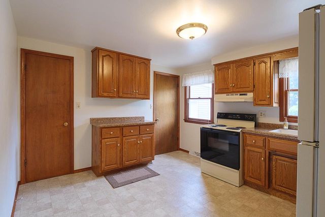 825 STONY BROOK LANE, Green Bay, WI 54304