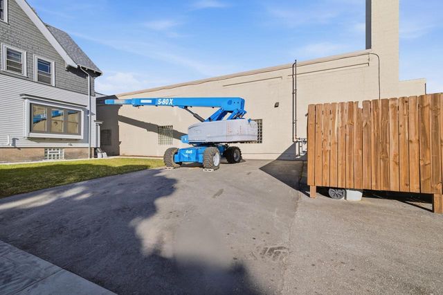 826 N 28th STREET, Milwaukee, WI 53208