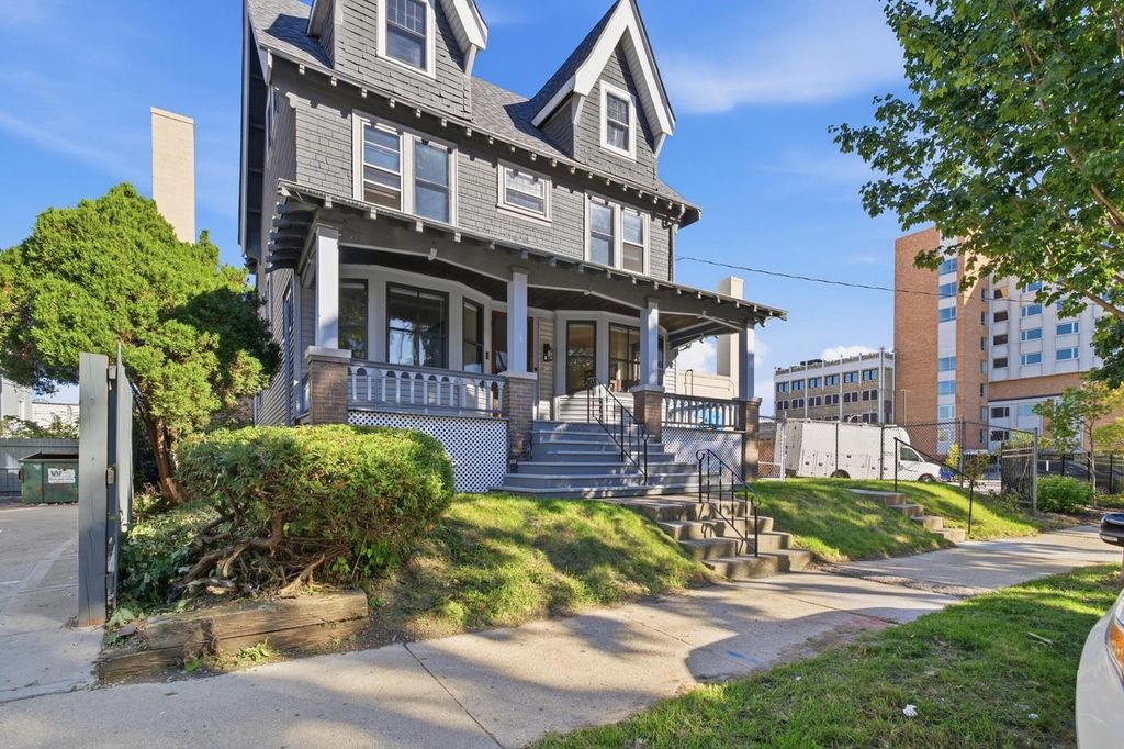826 N 28th STREET, Milwaukee, WI 53208