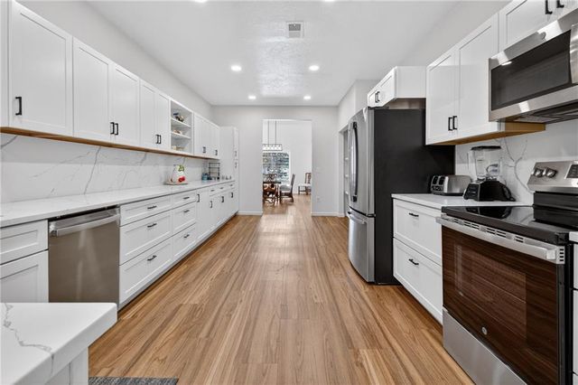 2015 S Lees Summit Road, Independence, MO 64050