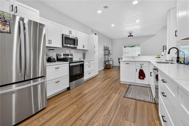 2015 S Lees Summit Road, Independence, MO 64050