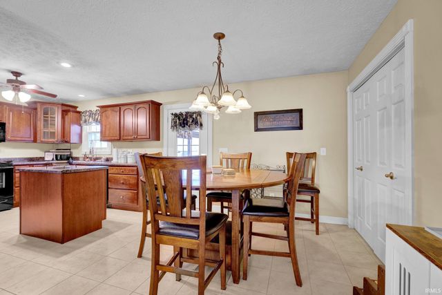 525 S 8th Avenue, Haubstadt, IN 47639