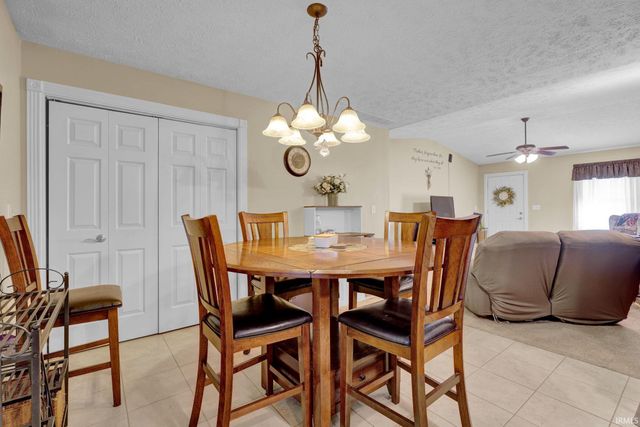 525 S 8th Avenue, Haubstadt, IN 47639