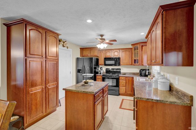 525 S 8th Avenue, Haubstadt, IN 47639