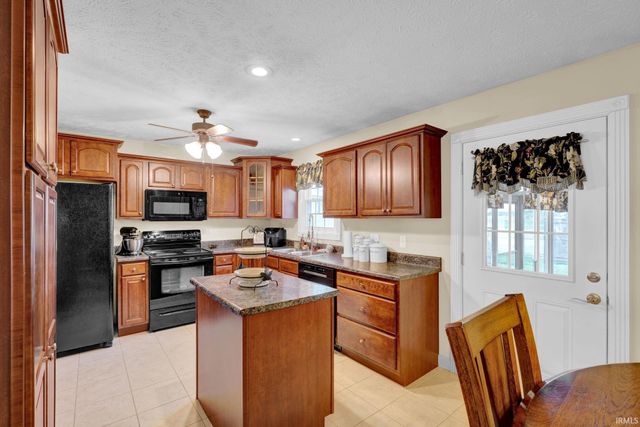 525 S 8th Avenue, Haubstadt, IN 47639