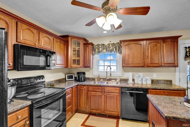 525 S 8th Avenue, Haubstadt, IN 47639