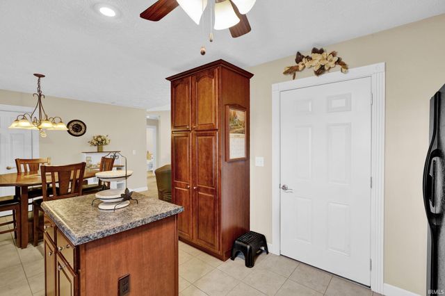 525 S 8th Avenue, Haubstadt, IN 47639