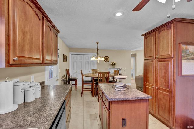 525 S 8th Avenue, Haubstadt, IN 47639