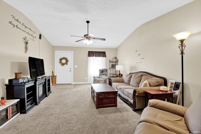 525 S 8th Avenue, Haubstadt, IN 47639