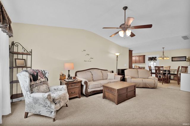 525 S 8th Avenue, Haubstadt, IN 47639