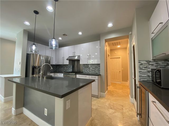 7956 Skyline View Court, Las Vegas, NV 89113