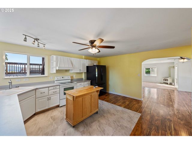 584 EXCHANGE St, North Bend, OR 97459