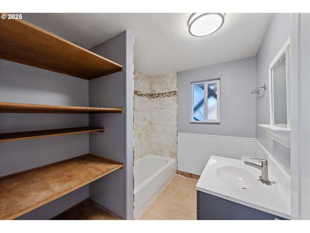 584 EXCHANGE St, North Bend, OR 97459