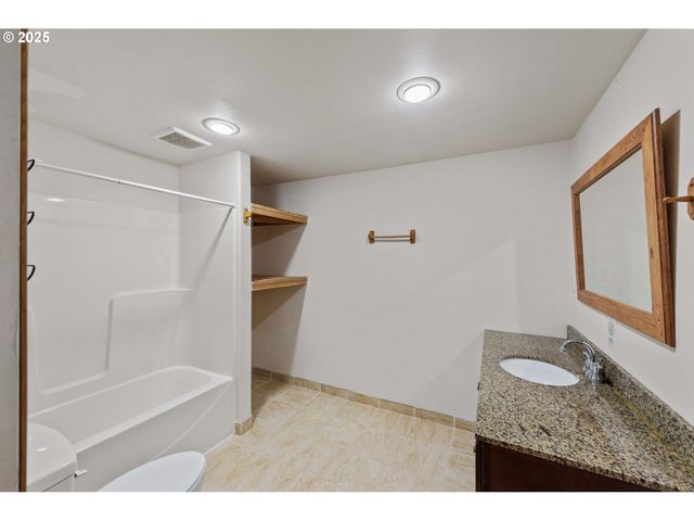 584 EXCHANGE St, North Bend, OR 97459